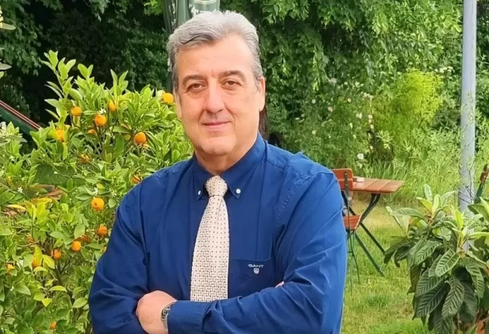 Αθήνα, 19 Φεβρουαρίου 2026 Συλλυπητήρια δήλωση Βασίλη Βούλγαρη, Γραμματέα Τομέα Απόδημου Ελληνισμού για τον θάνατο του Γιάννη Ανδρονικίδη Ο Απόδημος Ελληνισμός και το ΠΑΣΟΚ – Κίνημα Αλλαγής Γερμανίας, με βαθιά συγκίνηση, αποχαιρετούν έναν αγωνιστή της παράταξης• έναν ακούραστο μαχητή της ζωής και των κοινωνικών αγώνων από τη δεκαετία του 1970, τον Γιάννη Ανδρονικίδη από την Ξερολίμνη Κοζάνης. Από τους πρώτους γκασταρμπάιτερ της δεκαετίας του ’60 στη Γερμανία, με έντονες δημοκρατικές ευαισθησίες, εντάχθηκε από τα πρώτα χρόνια στις δυνάμεις του ΠΑΣΟΚ – Κίνημα Αλλαγής. Διετέλεσε Γραμματέας της Τοπικής Οργάνωσης στο Χέρτεν, μέλος της Νομαρχιακής Επιτροπής Βόρειας Ρηνανίας-Βεστφαλίας και της Νομαρχιακής Επιτροπής Γερμανίας. Υπήρξε σταθερά ενεργός στους κοινοτικούς και κοινωνικούς αγώνες, με συνέπεια και ανιδιοτέλεια. Η δοτικότητα, το ήθος και η αφοσίωσή του αποτελούν παράδειγμα προς μίμηση για όλους μας. Καλό ταξίδι, σύντροφε Γιάννη. Είναι χρέος μας να «σηκώσουμε τον ήλιο ψηλά» – όπως έλεγες. Ειλικρινή συλλυπητήρια στην οικογένειά του.