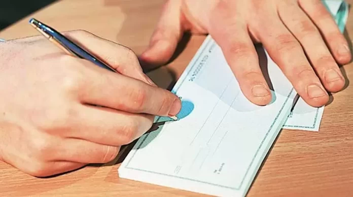 Κλονίζεται η βιωσιμότητα των μικρομεσαίων επιχειρήσεων! Μέτρα στήριξης για αναθέρμανση της αγοράς, ζητά ο Πρόεδρος της ΕΣΕΕ Απαιτείται η άμεση επαναφορά των 120 δόσεων… PLASTH EPITAGH Σε τροχιά συρρίκνωσης κινήθηκε το λιανικό εμπόριο το 2025, επιβεβαιώνοντας τις ανησυχίες της αγοράς και εντείνοντας τον προβληματισμό για το μέλλον χιλιάδων μικρών και μικρομεσαίων επιχειρήσεων. Τα στοιχεία της ανάλυσης του Ινστιτούτου της Ελληνικής Συνομοσπονδίας Εμπορίου και Επιχειρηματικότητας (ΕΣΕΕ) που δόθηκαν χθες στην δημοσιότητα, αποτυπώνουν μια εικόνα αντοχών μεν σε ονομαστικούς όρους, αλλά καθαρής υποχώρησης σε πραγματικές τιμές. Όπως τόνισε ο πρόεδρος της ΕΣΕΕ Σταύρος Καφούνης, το 2025 αποτέλεσε έτος συρρίκνωσης για το λιανεμπόριο σε πραγματικούς όρους, με τη μείωση του τζίρου να πλήττει κυρίως τις μικρές (-3,9%) και πολύ μικρές (-2,9%) επιχειρήσεις, με αποτέλεσμα να κλονίζεται η βιωσιμότητά τους, την ώρα που τα λειτουργικά κόστη - ενέργεια, ενοίκια, μισθολογικές και ασφαλιστικές επιβαρύνσεις - παραμένουν στα ύψη. Παγιώνεται η πίεση! Σε επίπεδο δωδεκαμήνου, σύμφωνα με την έρευνα ο κύκλος εργασιών στο λιανικό εμπόριο εκτός τροφίμων, οχημάτων και καυσίμων κατέγραψε οριακή πτώση 0,4% σε πραγματικές τιμές σε σύγκριση με το 2024. Αν και σε απόλυτα μεγέθη σημειώθηκε αύξηση κατά 545,2 εκατ. ευρώ, με τον συνολικό τζίρο να διαμορφώνεται στα 27,33 δισ. ευρώ, η αύξηση αυτή είναι η χαμηλότερη από το 2020 μέχρι σήμερα. Έντονες διαφοροποιήσεις… Οι διαφοροποιήσεις μεταξύ μεγάλων επιχειρήσεων και μικρομεσαίων είναι έντονες. Οι μεγάλες κατέγραψαν αύξηση πραγματικών πωλήσεων κατά 5,6%, ενώ οι μεσαίες επιχειρήσεις κινήθηκαν θετικά (+2,1%). Ωστόσο, για το σύνολο των ΜμΕ καταγράφεται πτώση 2,4%, γεγονός που αποτυπώνει τη δυσκολία προσαρμογής τους σε ένα περιβάλλον περιορισμένης κατανάλωσης και αυξημένων υποχρεώσεων. Ακάλυπτες επιταγές! Ιδιαίτερο προβληματισμό προκαλεί και η επανεμφάνιση ακάλυπτων επιταγών, ειδικά σε κλάδους με χαμηλά περιθώρια κέρδους, κάτι που αποτυπώνει ξεκάθαρα την έλλειψη ρευστότητας στην αγορά. Φυσικά, όπως τονίζεται στην ανάλυση, τα μεγέθη δεν θυμίζουν την περίοδο της κρίσης, αλλά η άνοδος αυτών των επιταγών επιταχύνθηκε τους τελευταίους μήνες του 2025. Ως εκ τούτου, απαιτείται η άμεση επαναφορά του μέτρου των 120 δόσεων για οφειλές στο δημόσιο και η άμβλυνση των ασφαλιστικών και φορολογικών υποχρεώσεων. Αναγκαίες παρεμβάσεις Ο Πρόεδρος της ΕΣΕΕ στις δηλώσεις του επισημαίνει ότι «με δεδομένο ότι και τους πρώτους δύο μήνες του 2026 η εικόνα δεν έχει βελτιωθεί, οι αριθμοί πλέον «φωνάζουν» για την ανάγκη δικαιότερης αντιμετώπισης του πλέον διασυνδεδεμένου, φορολογικά και εργασιακά, κλάδου της οικονομίας. Είναι σήμερα απολύτως απαραίτητες για την επιβίωση χιλιάδων ΜμΕ, ρυθμίσεις που θα μειώνουν φορολογικές και ασφαλιστικές επιβαρύνσεις, θα διευκολύνουν την πρόσβαση στη χρηματοδότηση, θα επιβραβεύουν τους συνεπείς, θα ρυθμίζουν τις ληξιπρόθεσμες οφειλές με βιώσιμο τρόπο και θα προστατεύουν τον υγιή ανταγωνισμό. Προκειμένου το Εμπόριο να διαδραματίσει το ρόλο του ως καταλύτης και επιταχυντής της ανάπτυξης, χρειάζεται νέα χρηματοδοτικά εργαλεία που θα το στηρίζουν στον «μαραθώνιο» του ψηφιακού του μετασχηματισμού, καθώς και επικαιροποιημένες πολιτικές που θα το διασυνδέουν ολοκληρωμένα με τον τουρισμό, την αγροδιατροφή και τη βιομηχανία».