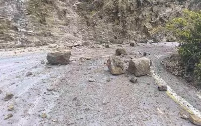 Σαντορίνη: Κλειστό το λιμάνι του Αθηνιού λόγω κατολίσθησης